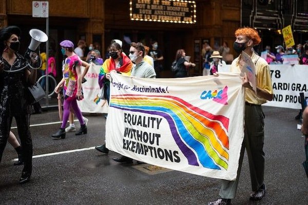 comment promouvoir la tolérance et le respect des différentes religions dans la société ?